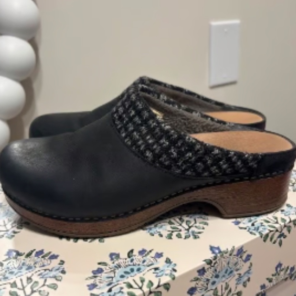Dansko Black Leather & Knit Trim Clogs Womens Size 37